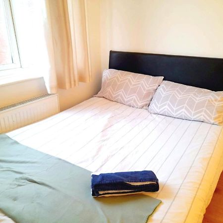 6 Bed House 3 Bathrooms Good Transport Links To London, Free Parking Exterior photo