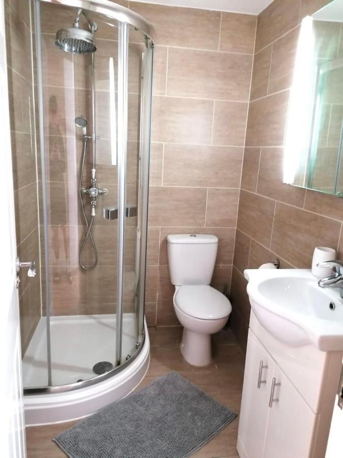 6 Bed House 3 Bathrooms Good Transport Links To London, Free Parking Exterior photo