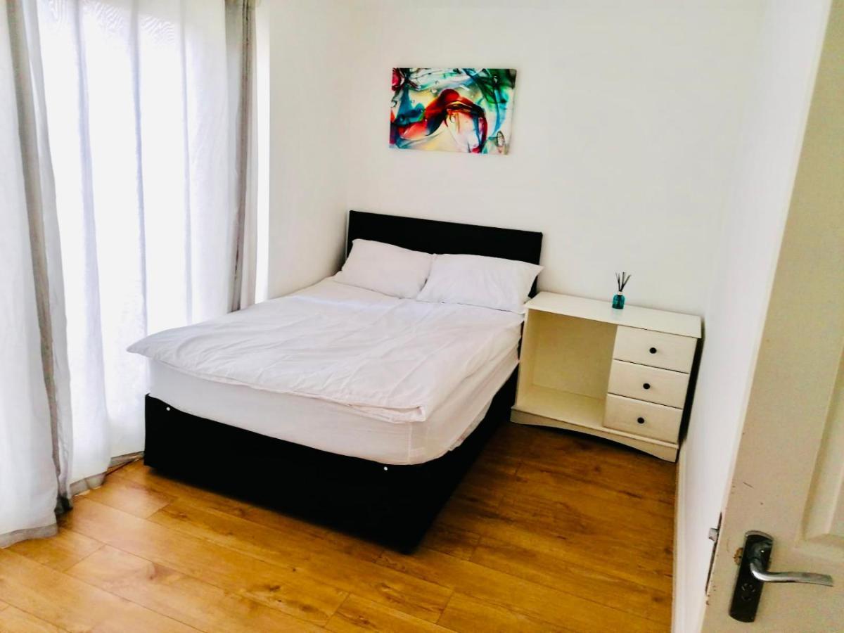 6 Bed House 3 Bathrooms Good Transport Links To London, Free Parking Exterior photo