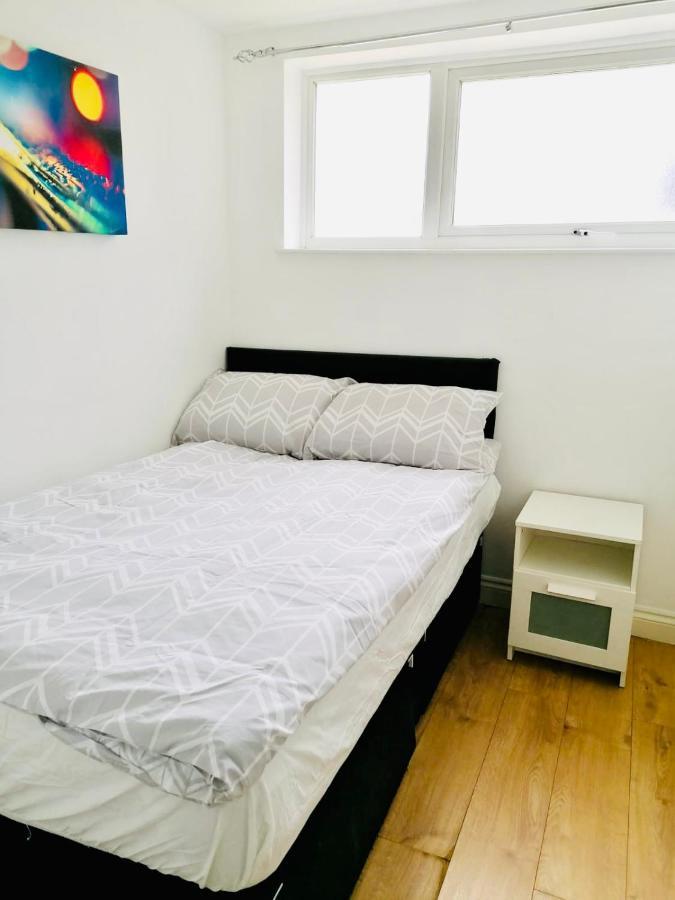 6 Bed House 3 Bathrooms Good Transport Links To London, Free Parking Exterior photo