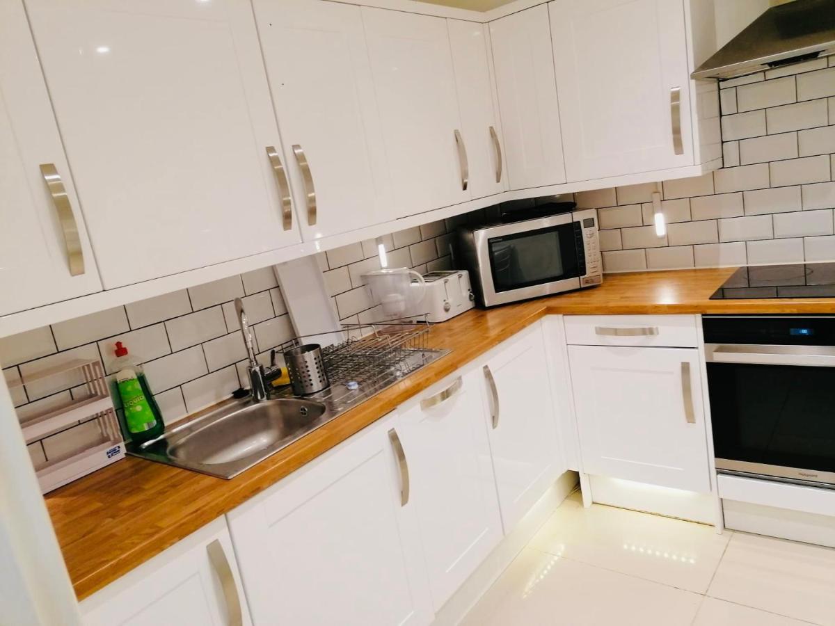 6 Bed House 3 Bathrooms Good Transport Links To London, Free Parking Exterior photo