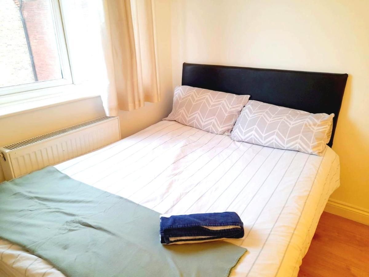 6 Bed House 3 Bathrooms Good Transport Links To London, Free Parking Exterior photo