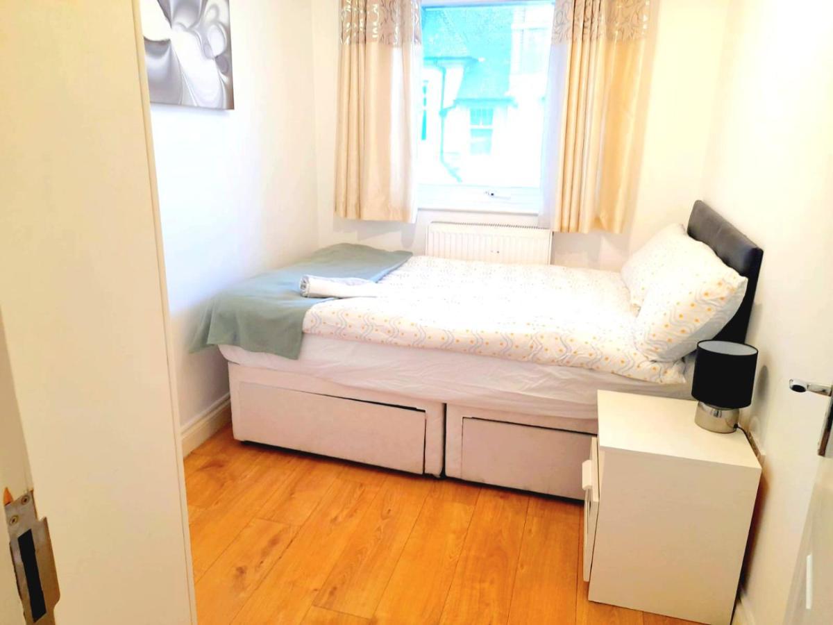 6 Bed House 3 Bathrooms Good Transport Links To London, Free Parking Exterior photo