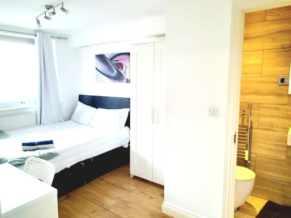 6 Bed House 3 Bathrooms Good Transport Links To London, Free Parking Exterior photo